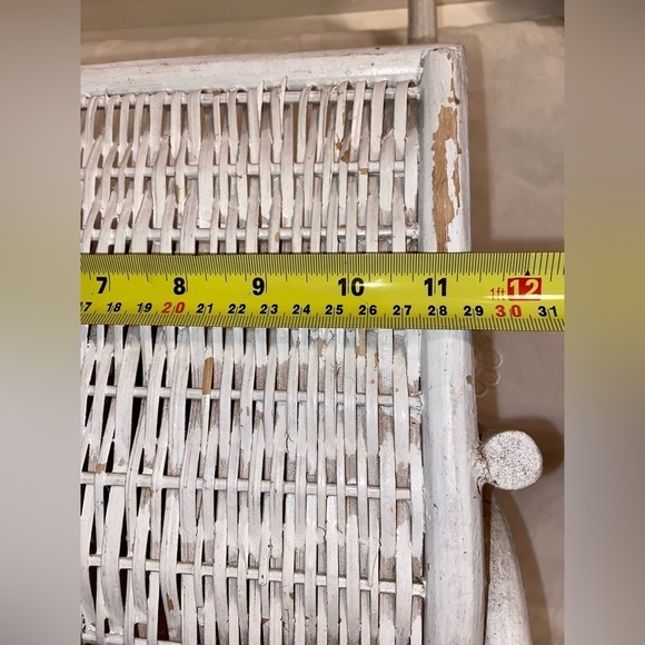3/75$ Vintage distressed painted white‎ wicker Magazine holder farmhouse style - Picture 11 of 13